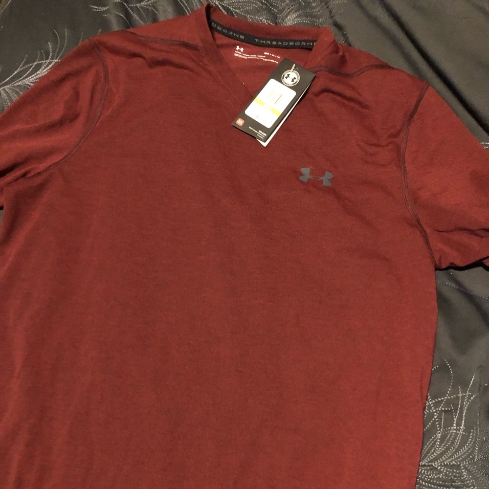 Deep red Men’s UA dryfit shirt